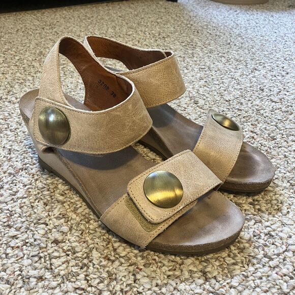Taos Womens Carousel Wedge Sandal Shoes Size 7.5 38 Tan Beige Wide Strap Comfort - Picture 1 of 10